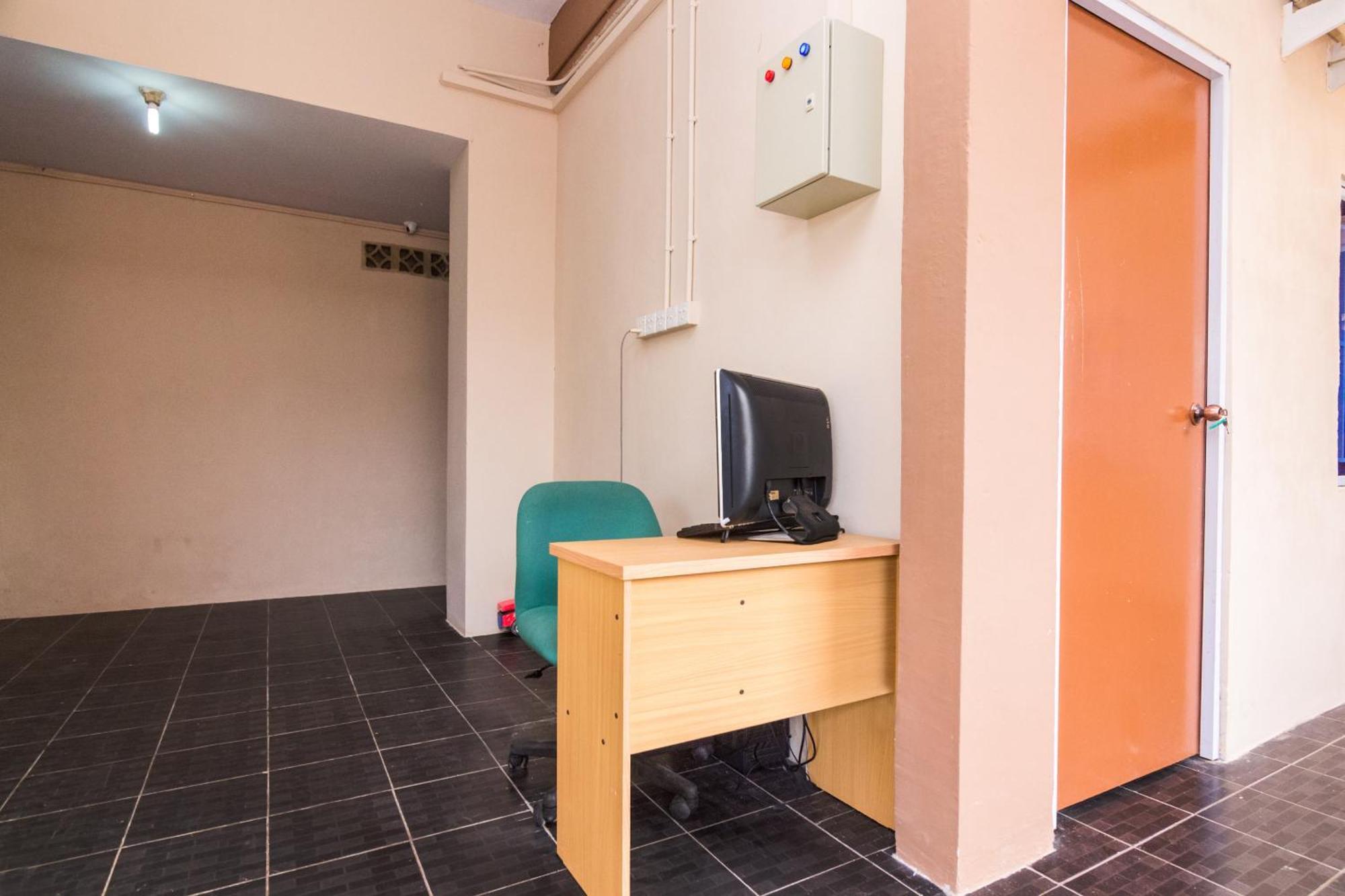 Oyo Life 2583 Kost Anggun Hotel