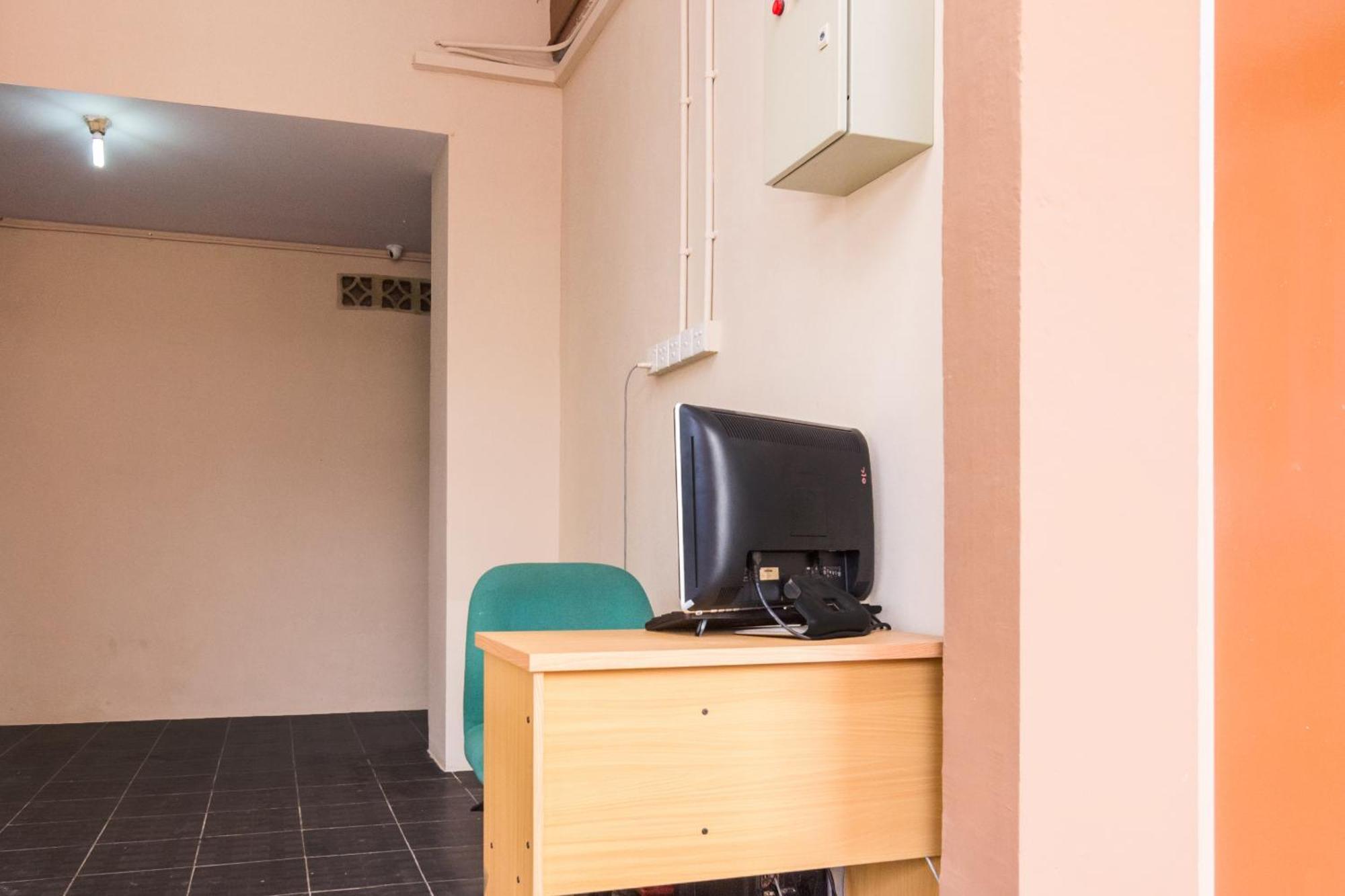 Oyo Life 2583 Kost Anggun Hotel 2*