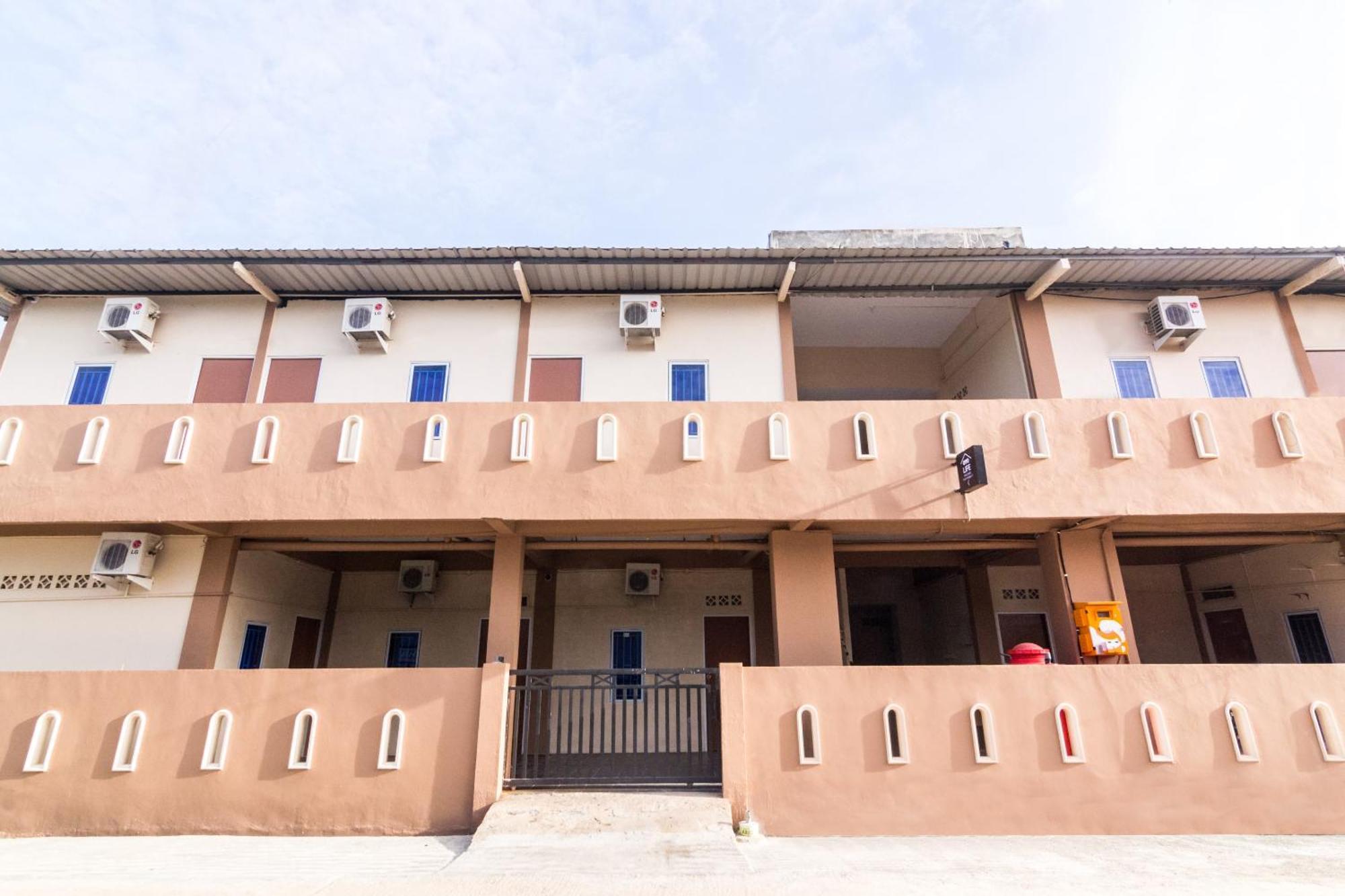 Oyo Life 2583 Kost Anggun Batam